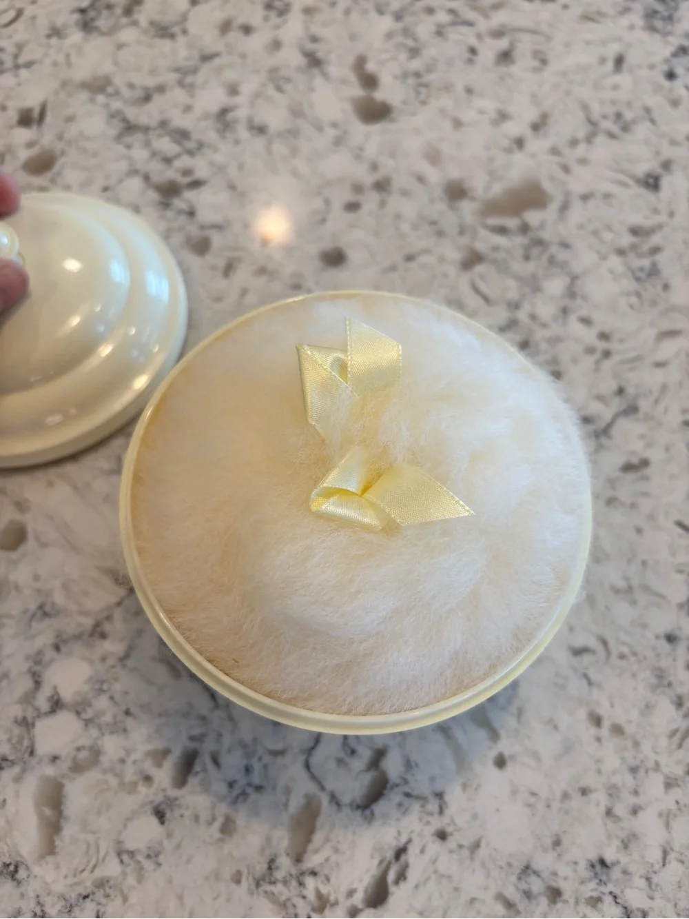 Nina Ricci L'Air du Temps  6 oz Dusting Powder(new)
